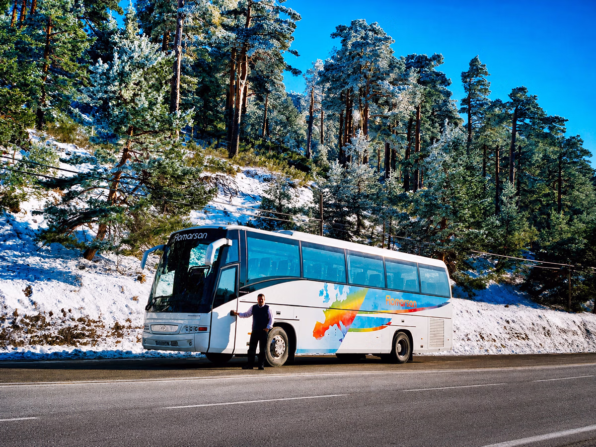 Equipo de Autocares Flomarsan realizando un viaje en la Sierra de Madrid