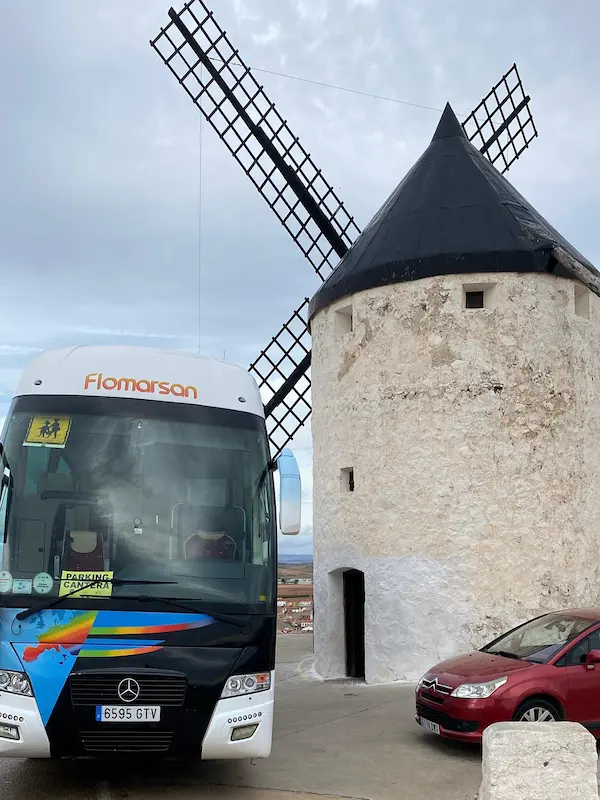 Autocar de Flomarsan en La Mancha con el colegio