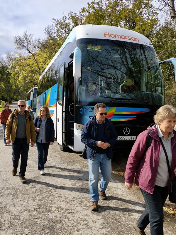 Excursion de una ascociacion de personas mayores con autocares Flomarsan